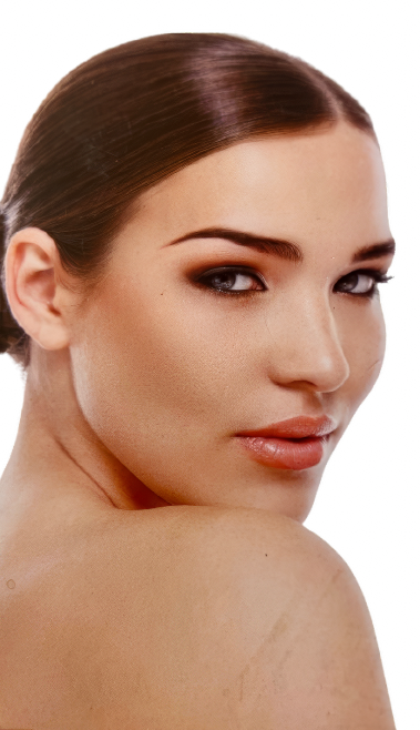 Femme magnifique avec maquillage naturel